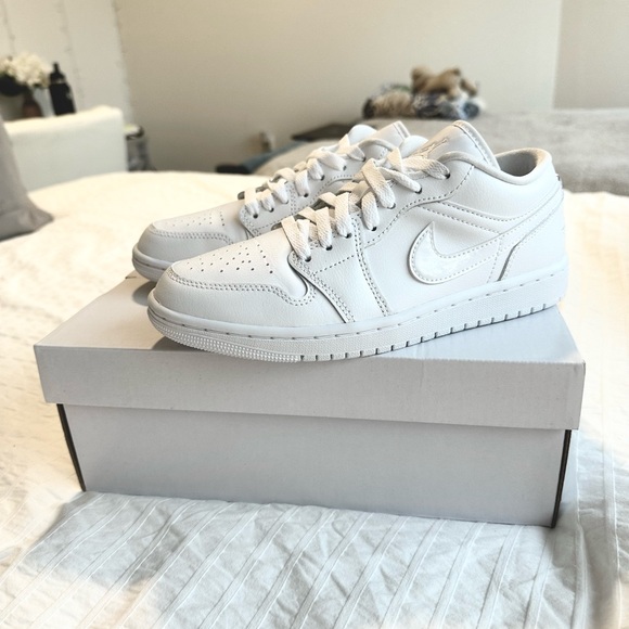 Jordan 1 Low Triple White - Picture 4 of 5